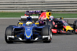 Marcus Ericsson, Sauber F1 Team and Daniel Ricciardo, Red Bull Racing