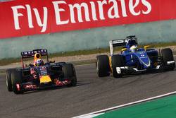 Daniel Ricciardo, Red Bull Racing RB11 and Marcus Ericsson, Sauber C34 battle for position