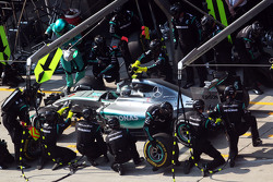 Nico Rosberg, Mercedes AMG F1 W06 s'arrête aux stands