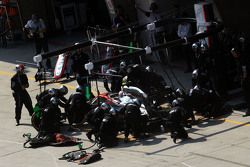 Jenson Button, McLaren MP4-30 s'arrête aux stands