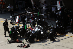 Дженсон Баттон, McLaren MP4-30 во время пит-стопа