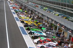 Group photo of cars on pitlane