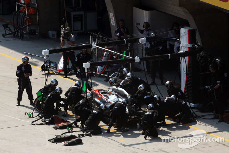 Fernando Alonso hace una parada en los pits en su McLaren MP4-30