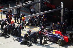 Daniel Ricciardo, Red Bull Racing RB11 makes a pit stop