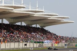 Нико Росберг, Mercedes AMG F1 W06 проходит Дженсона Баттона, McLaren MP4-30 на круг