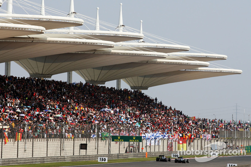 尼克·罗斯伯格, 梅赛德斯amg车队 f1 w06赛车,套圈简森·巴顿, 迈