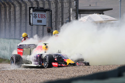 Daniil Kvyat, Red Bull Racing RB11 a abandonné avec un moteur cassé