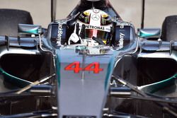 Le vainqueur Lewis Hamilton Mercedes AMG F1 W06 fête sa victoire dans le Parc Fermé