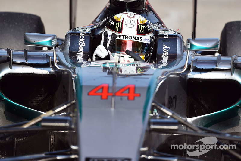 Juara balapan Lewis Hamilton Mercedes AMG F1 W06 merayakans di parc ferme