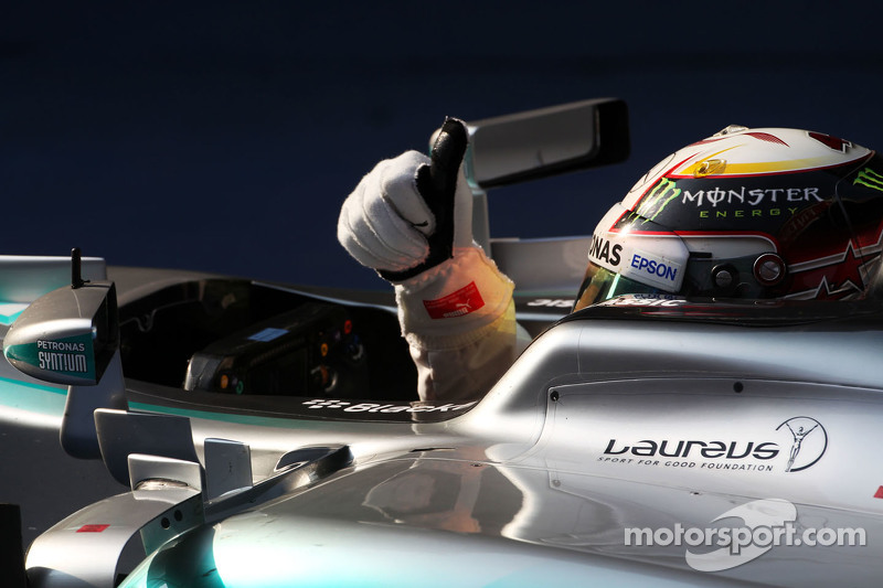 Ganador de la carrera, Lewis Hamilton celebra en su Mercedes AMG F1 W06 