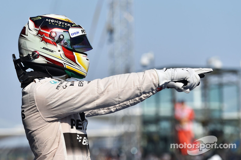 Ganador de la carrera, Lewis Hamilton celebra en su Mercedes AMG F1 W06 