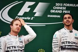 En el podium: segundo lugar, Nico Rosberg, Mercedes AMG F1 con el ganador Lewis Hamilton, Mercedes AMG F1