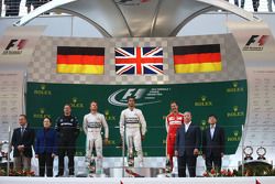 El primer lugar, Lewis Hamilton, Mercedes AMG F1, con el segundo lugar, Nico Rosberg, Mercedes AMG F1 y tercer lugar, Sebastian Vettel, Ferrari