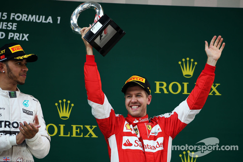 Sebastian Vettel Ferrari fête sa troisième place sur le podium