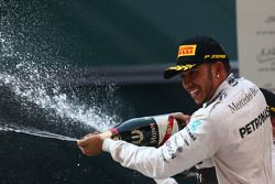 Le vainqueur Lewis Hamilton Mercedes AMG F1