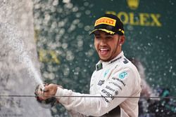 Le vainqueur Lewis Hamilton Mercedes AMG F1 fête sa victoire au champagne sur le podium