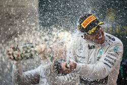 El ganador de la carrera, Lewis Hamilton Mercedes AMG F1 celebra con champagne