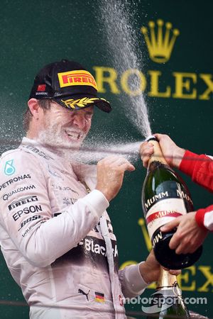 Нико Росберг Mercedes AMG F1 празднует свое второе место на подиуме с шампанским