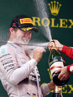 Nico Rosberg Mercedes AMG F1, celebra su segunda psoción con champagne en el podium