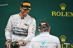 El ganador de la carrera, Lewis Hamilton Mercedes AMG F1 celebra con champagne en el podium con su compañero y segundo lugar Nico Rosberg Mercedes AMG F1