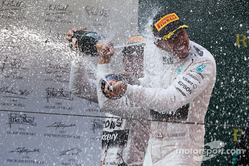 Yarış Galibi Lewis Hamilton Mercedes AMG F1 podyum kutlaması