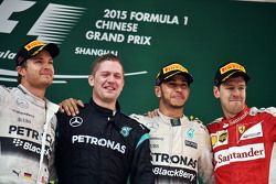 podium: Nico Rosberg Mercedes AMG F1, kedua; Lewis Hamilton Mercedes AMG F1, juara balapan; Sebastia