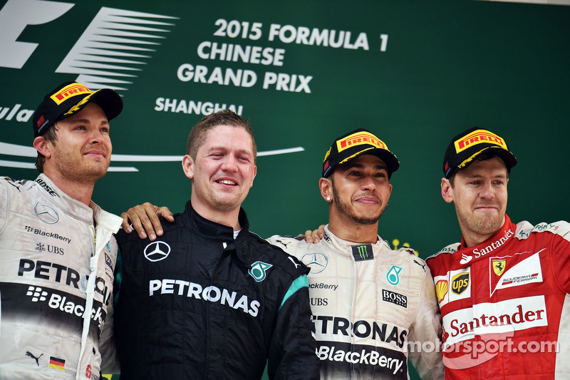 El podium: Nico Rosberg, Mercedes AMG F1 segundo lugar; El ganador, Lewis Hamilton Mercedes AMG F1; Sebastian Vettel Ferrari, tercer lugar