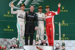 podium: Nico Rosberg Mercedes AMG F1, kedua; Lewis Hamilton Mercedes AMG F1, juara balapan; Sebastia