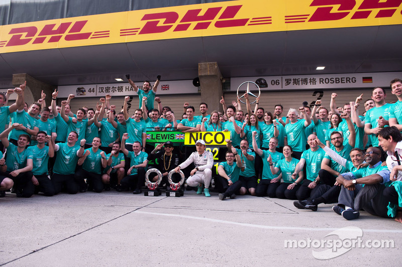 Yarış Galibi Lewis Hamilton Mercedes AMG F1 W06 ve ikinci takım arkadaşı Nico Rosberg Mercedes AMG F