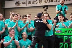 Le vainqueur Lewis Hamilton, Mercedes AMG F1 fête sa victoire avec l'équipe