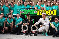 Le vainqueur Lewis Hamilton Mercedes AMG F1 et le deuxième Nico Rosberg Mercedes AMG F1 fêtent avec l'équipe