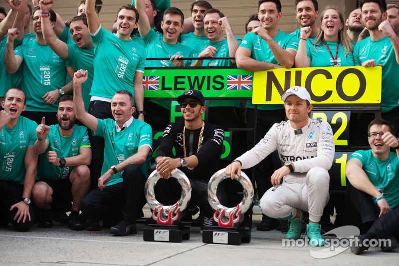 Yarış Galibi Lewis Hamilton Mercedes AMG F1 ve ikinci Nico Rosberg Mercedes AMG F1, takımıyla birlik
