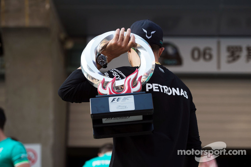 Race winner Lewis Hamilton Mercedes AMG F1 celebrates with the team