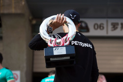 Ganador de la carrera, Lewis Hamilton Mercedes AMG F1, celebra con su equipo