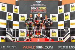 Podium : le deuxième, Jonathan Rea, Kawasaki, le vainqueur, Chaz Davies, Ducati Team, le troisième Leon Haslan, Aprilia Racing Team