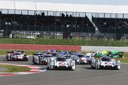 Start: #17 Porsche Team 919 Hybrid: Timo Bernhard, Mark Webber, Brendon Hartley and #18 Porsche Team