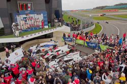 Podium LMP1 : les deuxièmes Romain Dumas, Neel Jani, Marc Lieb, les vainqueurs Benoit Tréluyer, Marcel Fassler, Andre Lotterer et les troisièmes Sébastien Buemi, Anthony Davidson, Kazuki Nakajima