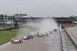 Juan Pablo Montoya, Team Penske Chevrolet leads the start