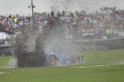 Tony Kanaan, Chip Ganassi Racing Chevrolet spins