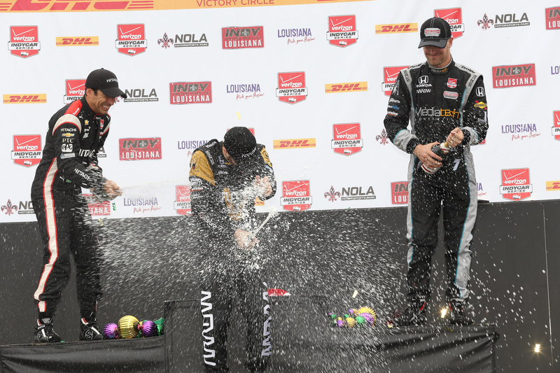 Podium: Second place Helio Castroneves, Team Penske Chevrolet, race winner James Hinchcliffe, Schmid