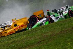 Simon Pagenaud, Team Penske Chevrolet, Ryan Hunter-Reay, Andretti Autosport Honda and Sebastien Bourdais, KVSH Racing choque