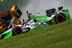 Simon Pagenaud, Penske雪佛兰车队, Ryan Hunter-Reay, Andretti本田车队，和Sebastien Bourdais, KVSH车队，撞车