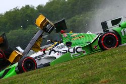 Simon Pagenaud, Team Penske Chevrolet, Ryan Hunter-Reay, Andretti Autosport Honda and Sebastien Bourdais, KVSH Racing choque