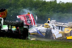 Simon Pagenaud, Team Penske Chevrolet, Ryan Hunter-Reay, Andretti Autosport Honda and Sebastien Bourdais, KVSH Racing crash