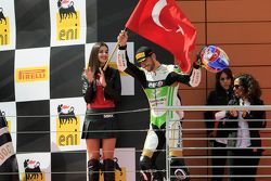 Le vainqueur Kenan Sofuoglu, Puccetti Racing Kawasaki sur le podium