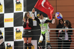 Le vainqueur Kenan Sofuoglu, Puccetti Racing Kawasaki sur le podium