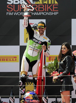 Le vainqueur Kenan Sofuoglu, Puccetti Racing Kawasaki sur le podium
