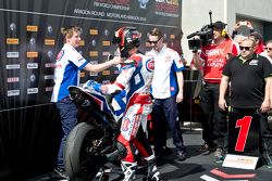 Kyle Smith, Pata Honda, celebra en el podium con su equipo