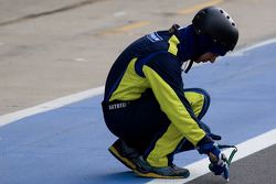 Een Michelin-engineer controleert de asfalttemperatuur