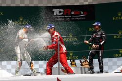 Podium Carrera 2: primera posición Andrea Belicchi, SEAT Leon Racer, Target Competition segunda po